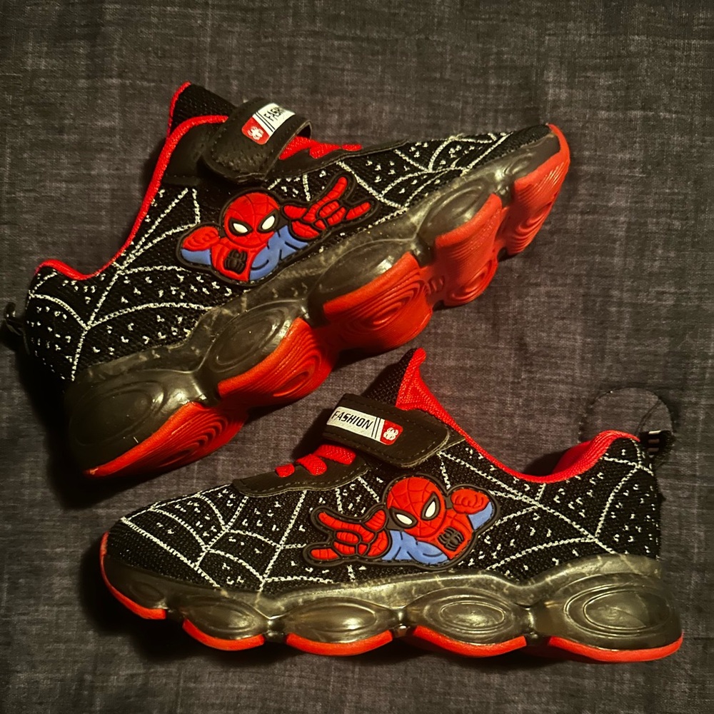 Kids Size 13 Spiderman Sneakers New never worn